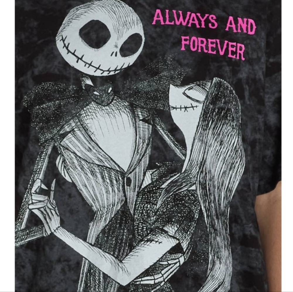 NWT Disney Women’s Nightmare Before Christmas Mineral Wash Graphic Tee Large - Picture 3 of 10